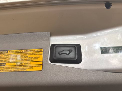 Used 2013 Toyota Highlander SE AWD/4WD image 25