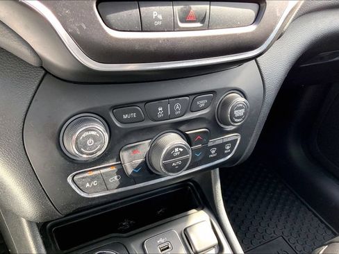 Used 2020 Jeep Cherokee Trailhawk w/ Cold Weather Group AWD/4WD image 29