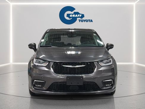 Used 2023 Chrysler Pacifica Touring-L image 12