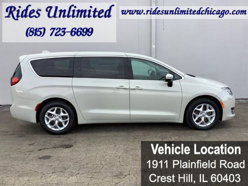 Used 2017 Chrysler Pacifica Touring Plus w/ Tire & Wheel Group image 7