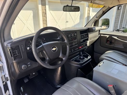 Used 2015 Chevrolet Express 2500 RWD image 16