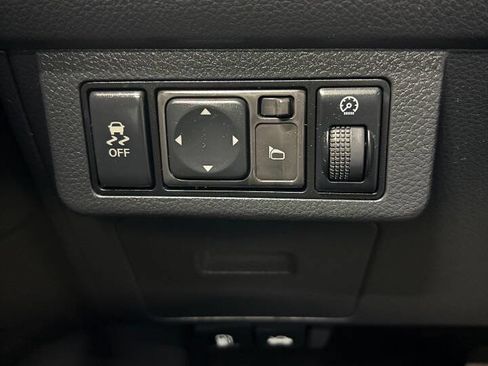 Used 2011 Nissan Versa Hatchback w/ Premium Pkg FWD image 23