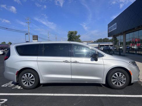 Used 2024 Chrysler Pacifica Limited FWD image 6