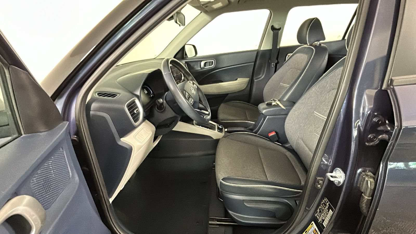 Used 2023 Hyundai Venue Limited FWD image 14