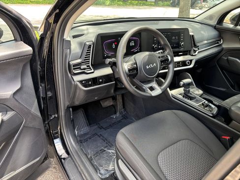 Used 2025 Kia Sportage LX FWD image 32