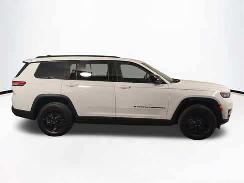 Used 2024 Jeep Grand Cherokee L Laredo image 4