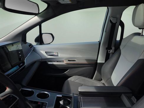 Used 2021 Toyota Sienna XSE image 12