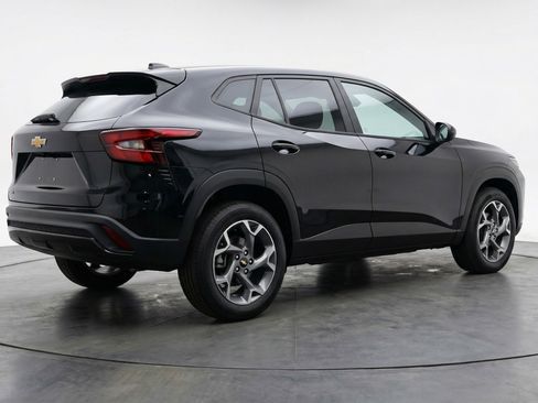 Used 2025 Chevrolet Trax LT FWD image 9