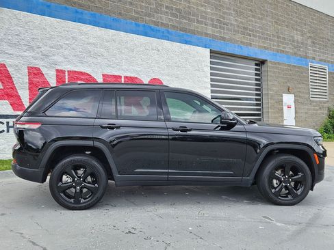 Used 2024 Jeep Grand Cherokee Altitude AWD/4WD image 8