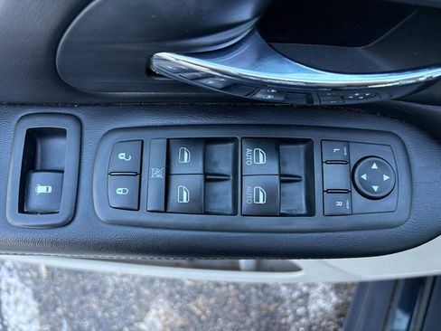 Used 2013 Chrysler Town & Country Touring-L w/ Entertainment Group #2 FWD image 21