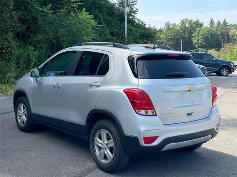 Used 2020 Chevrolet Trax LT w/ Sun & Sound Package AWD/4WD image 3