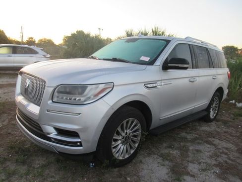 Used 2018 Lincoln Navigator Premiere image 3