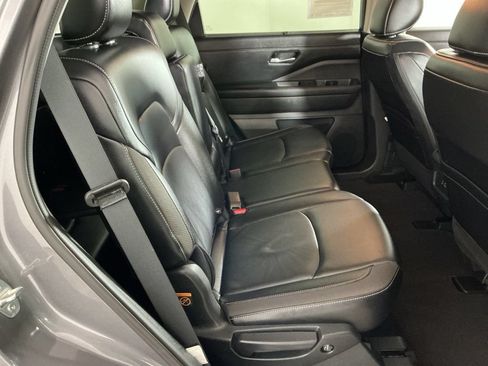 Used 2024 Nissan Pathfinder SL w/ Black Appearance Package AWD/4WD image 7
