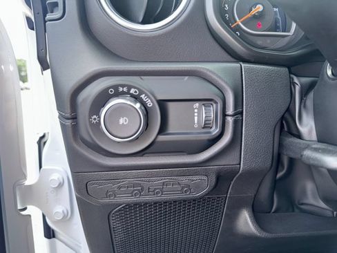Used 2024 Jeep Wrangler Unlimited Sahara w/ Technology Group AWD/4WD image 24