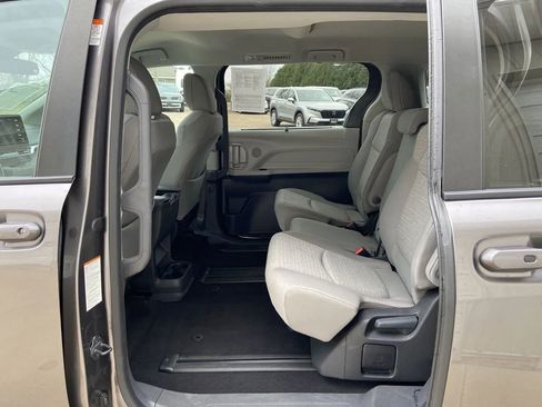 Used 2024 Toyota Sienna LE FWD image 23