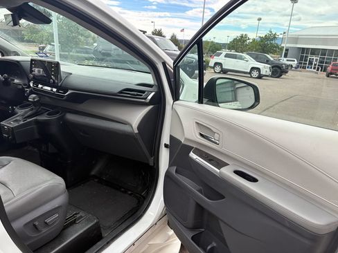 Used 2021 Toyota Sienna Limited FWD image 30