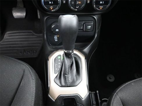 Used 2017 Jeep Renegade Latitude w/ Popular Equipment Group image 25