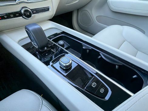 Certified 2023 Volvo XC60 B5 Plus image 29