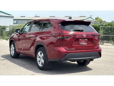 Certified 2025 Toyota Highlander LE AWD/4WD image 9