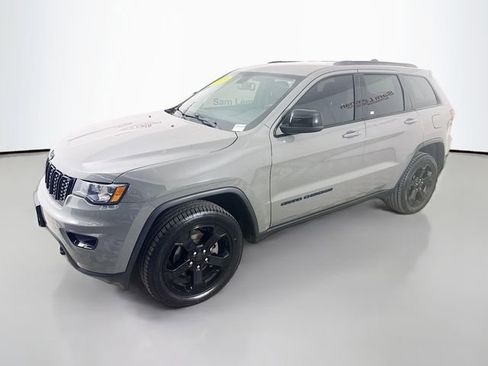 Used 2020 Jeep Grand Cherokee Laredo image 3