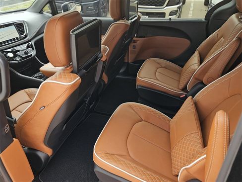 New 2026 Chrysler Pacifica Pinnacle image 13