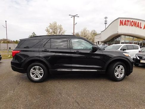 Used 2023 Ford Explorer XLT AWD/4WD image 4