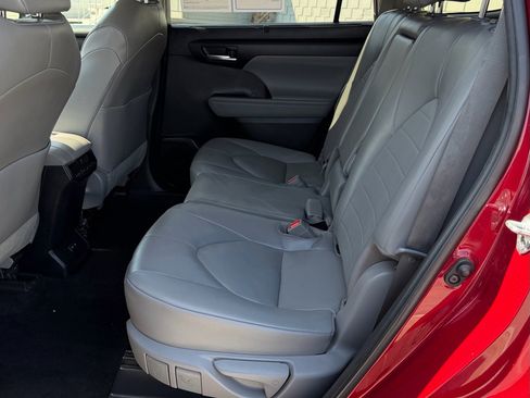 Used 2023 Toyota Highlander XLE FWD image 31