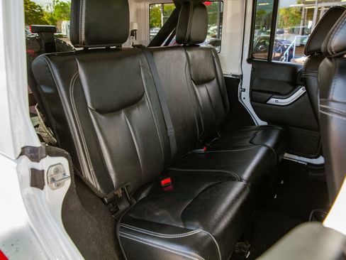 Used 2016 Jeep Wrangler Unlimited Rubicon AWD/4WD image 11