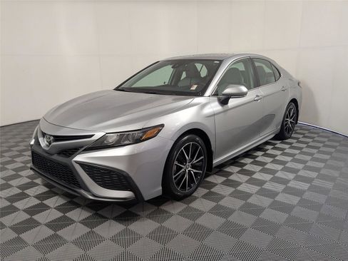 Certified 2022 Toyota Camry SE image 1