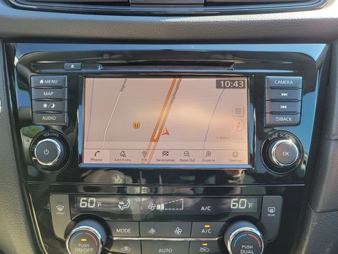 Used 2018 Nissan Rogue SV w/ Premium Package image 32