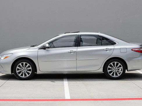 Used 2016 Toyota Camry XLE w/ Moonroof Package FWD image 13