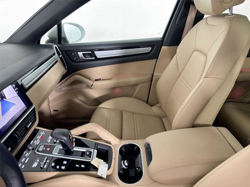 Certified 2022 Porsche Cayenne Platinum Edition AWD/4WD image 30