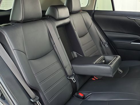 Used 2021 Toyota RAV4 XLE Premium image 31