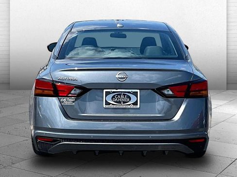 Used 2025 Nissan Altima 2.5 SV FWD image 3