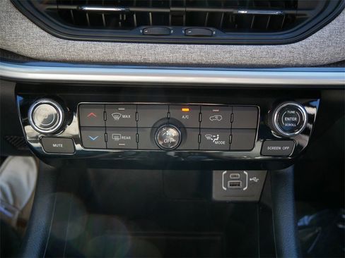 Used 2022 Jeep Compass Latitude image 19