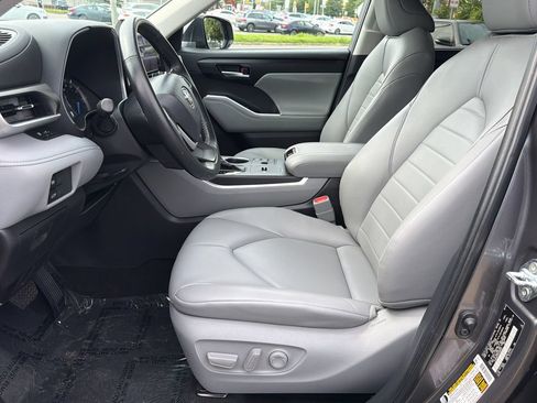 Used 2023 Toyota Highlander XLE AWD/4WD image 23