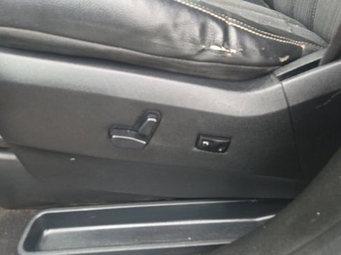 Used 2015 Chrysler Town & Country S FWD image 27