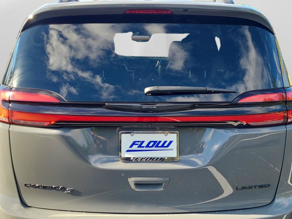 Used 2025 Chrysler Pacifica Limited FWD image 18