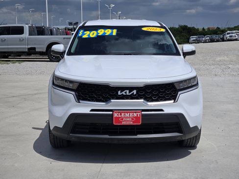 Used 2023 Kia Sorento LX FWD image 2