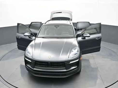Certified 2025 Porsche Macan AWD/4WD image 32