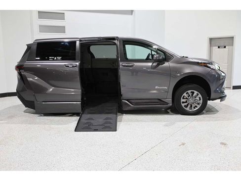 Used 2023 Toyota Sienna LE FWD image 17