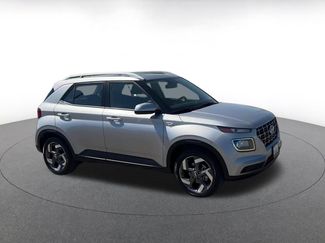 Used 2025 Hyundai Venue SEL video 2