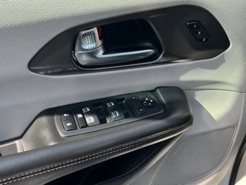 Used 2020 Chrysler Pacifica Touring-L Plus FWD image 11