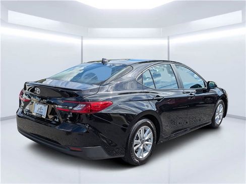 Used 2025 Toyota Camry LE image 3