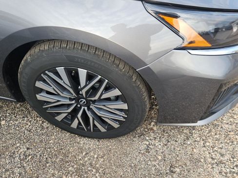 Used 2024 Nissan Altima 2.5 SV image 2