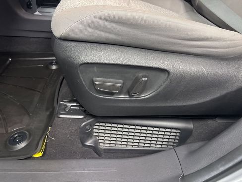 Used 2024 Toyota Sienna LE FWD image 22