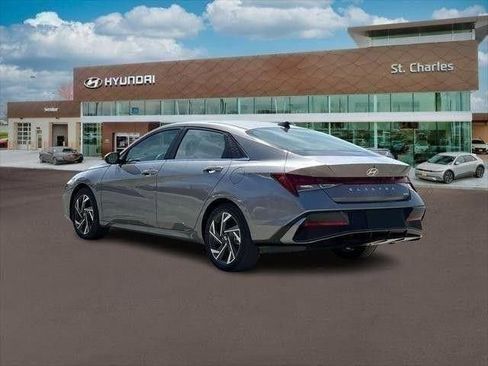Used 2025 Hyundai Elantra Limited FWD image 5