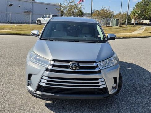 Used 2018 Toyota Highlander LE image 2