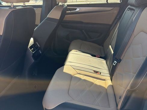 Certified 2025 Volkswagen Atlas Cross Sport SE w/ Panoramic Sunroof Package image 7