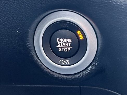 Used 2025 Chrysler Pacifica Select image 31